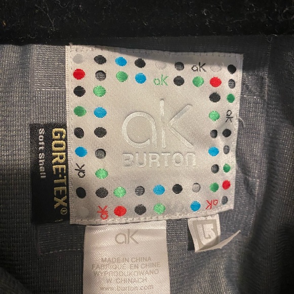 Burton woman’s gore Tex coat - Picture 2 of 4